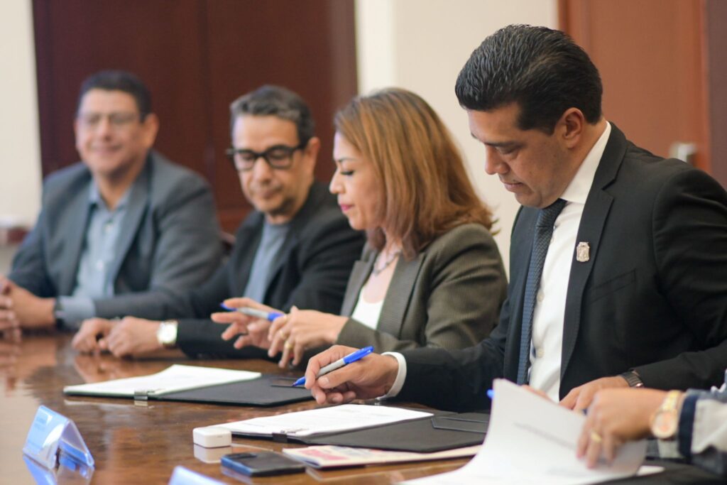 FIRMAN MUNICIPIO DE AGUASCALIENTES E IEE CONVENIO PARA FORTALECER LA ...